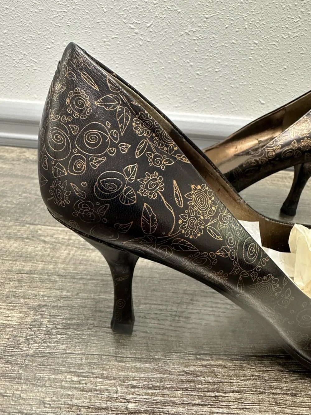Nine West Black Leather Pumps with Gold Floral Accents NWB - Picture 8 of 13